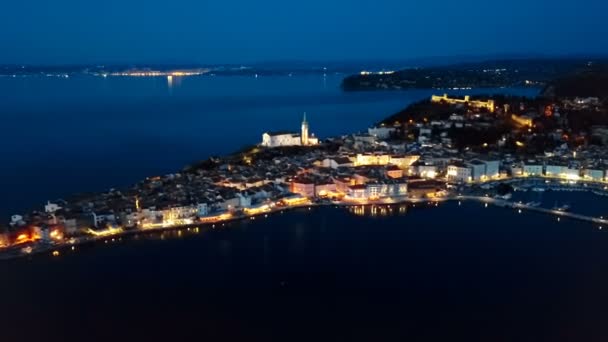 Vista aérea nocturna de Piran, Eslovenia — Vídeo de stock