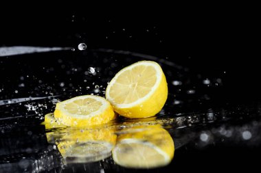 su damlaları ile dilimlenmiş limon 