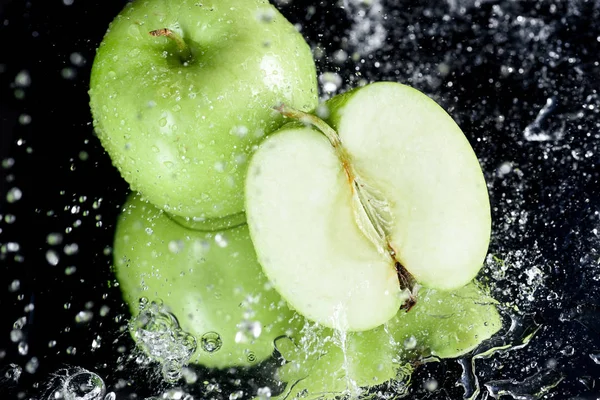 Green apples with drops — Stock Photo, Image