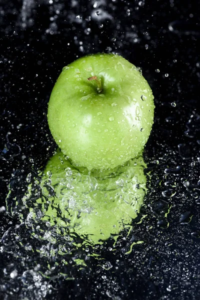 Pomme verte avec gouttes — Photo