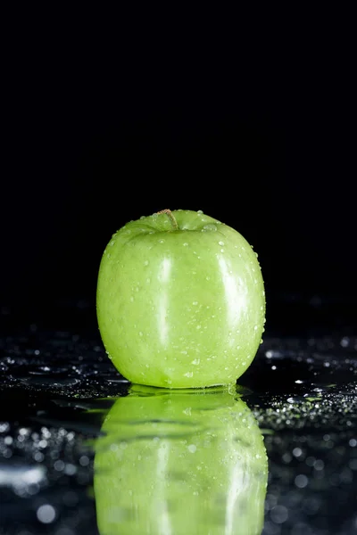 Grønt æble med dråber - Stock-foto
