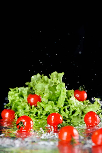 Tomates cereja e alface — Fotografia de Stock