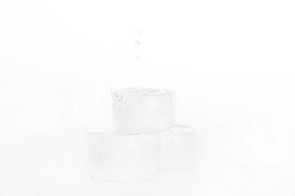 Gotas de agua cayendo sobre cajas —  Fotos de Stock