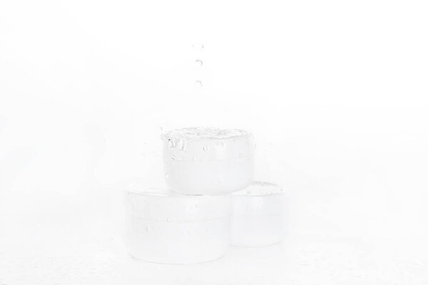 капли воды падают на коробки
