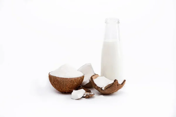 Şişe içinde Hindistan cevizi sütü — Stok fotoğraf