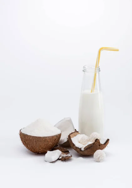 Coconut milk and nut — Stock Photo, Image