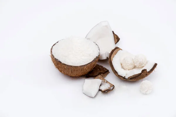 Cracked coconut with shavings — Stock Photo, Image