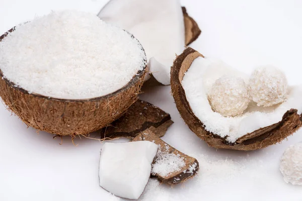 Gebarsten kokosnoot met krullen — Stockfoto