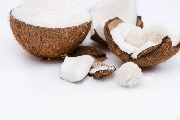 Cracked coconut with shavings — Stock Photo, Image