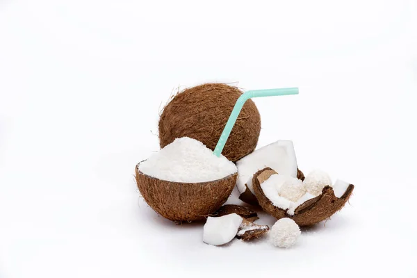 Gebarsten kokosnoot met krullen — Stockfoto