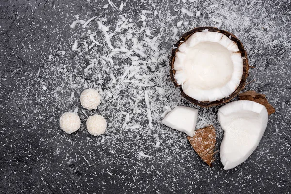 Cracked coconut with shavings — Stock Photo, Image