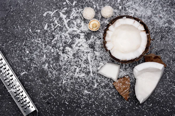 Cracked coconut with shavings — Stock Photo, Image