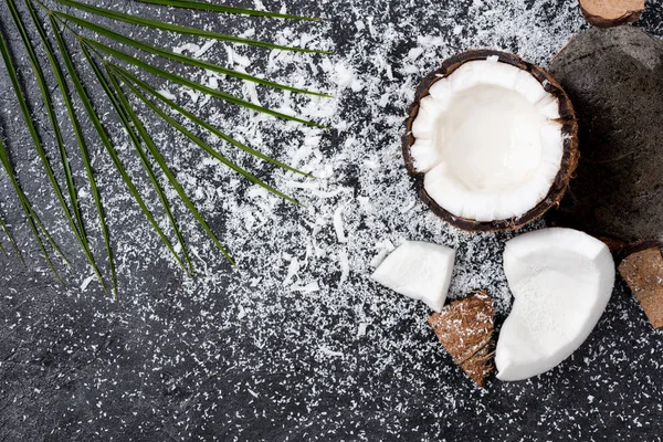 Geknackte Kokosnuss mit Spänen — Stockfoto