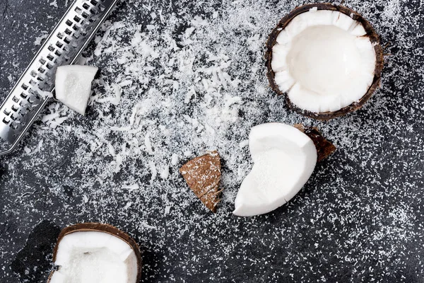 Cracked coconut with shavings — Stock Photo, Image