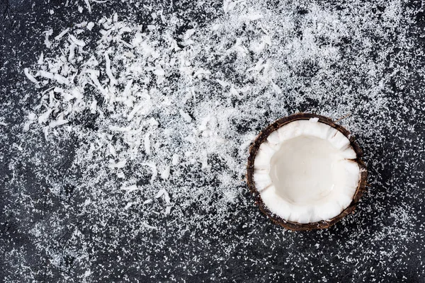 Gehalveerde kokos en krullen — Stockfoto