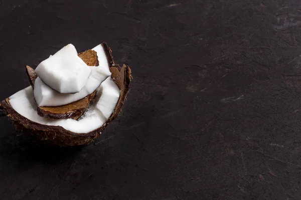 熟したトロピカル ココナッツの部分 — ストック写真