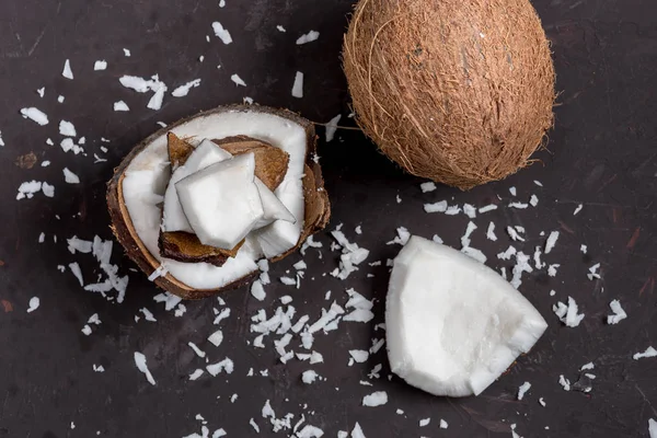 Pedaços de coco tropical maduro — Fotografia de Stock