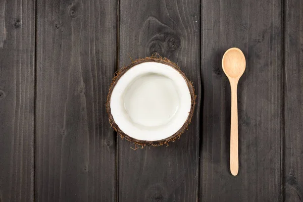 Спелый кокос с молоком и ложкой — стоковое фото