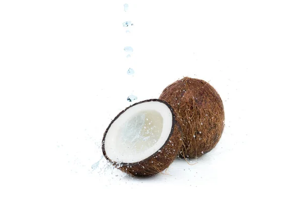 Zralé tropické kokosové ořechy s vodou — Stock fotografie