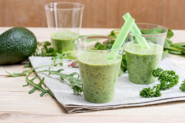 Yeşil smoothie ve malzemeler 
