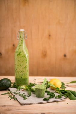 Yeşil smoothie ve malzemeler 