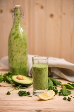 Yeşil smoothie ve malzemeler 