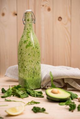 Yeşil smoothie ve malzemeler 
