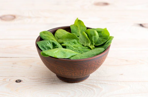 Spinach leaves in ceramic bowl — Stock Photo, Image