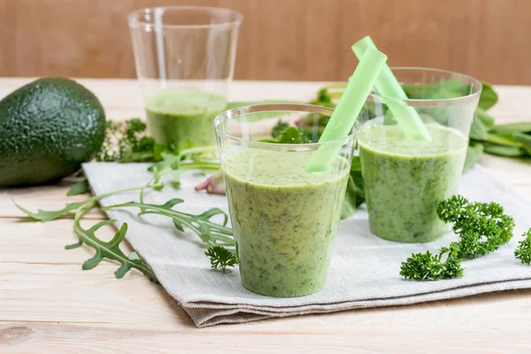 Grüner Smoothie und Zutaten — Stockfoto