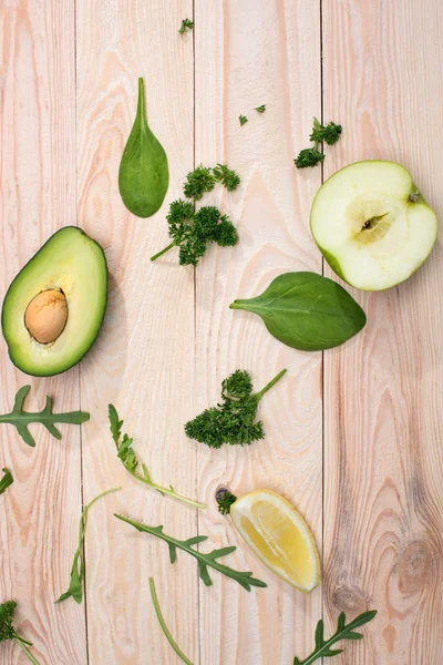 Abacate fatiado e verduras — Fotografia de Stock