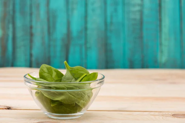 Schüssel mit frischem Spinat — Stockfoto