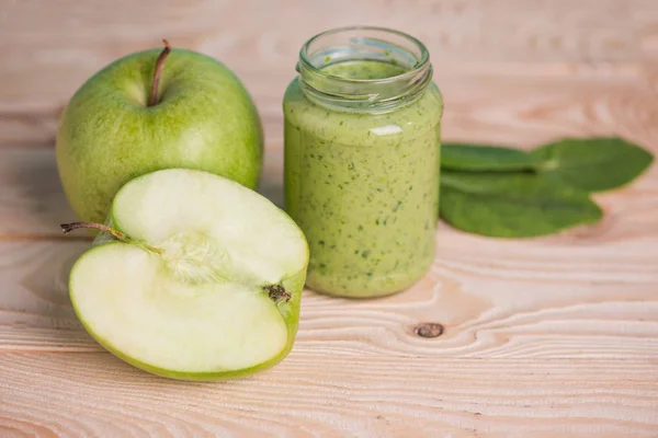 Äpple med gröna blad och smoothie i burk — Stockfoto