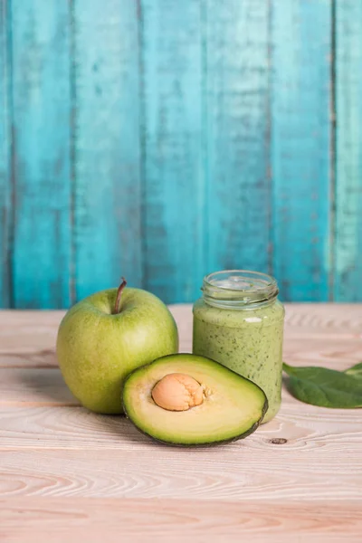Appel met avocado en smoothie in glazen pot — Stockfoto
