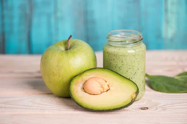 Apple with avocado and smoothie in glass jar — Stock Photo, Image