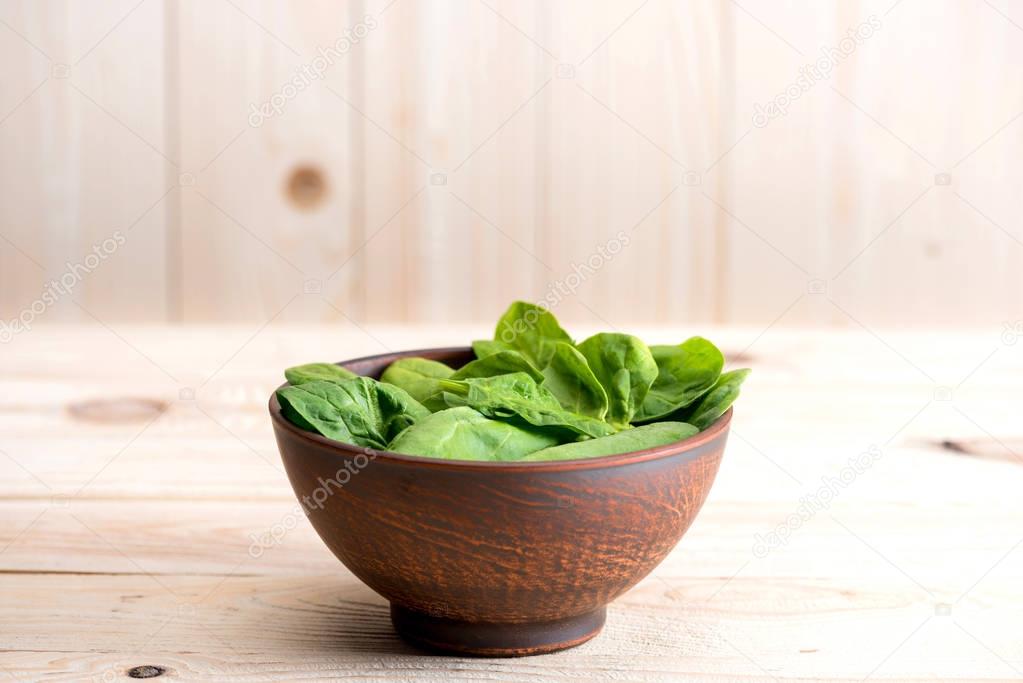 spinach leaves in ceramic bowl 