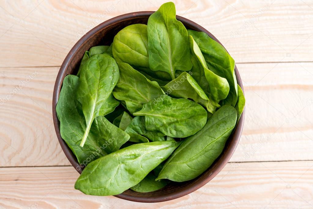 spinach leaves in ceramic bowl 