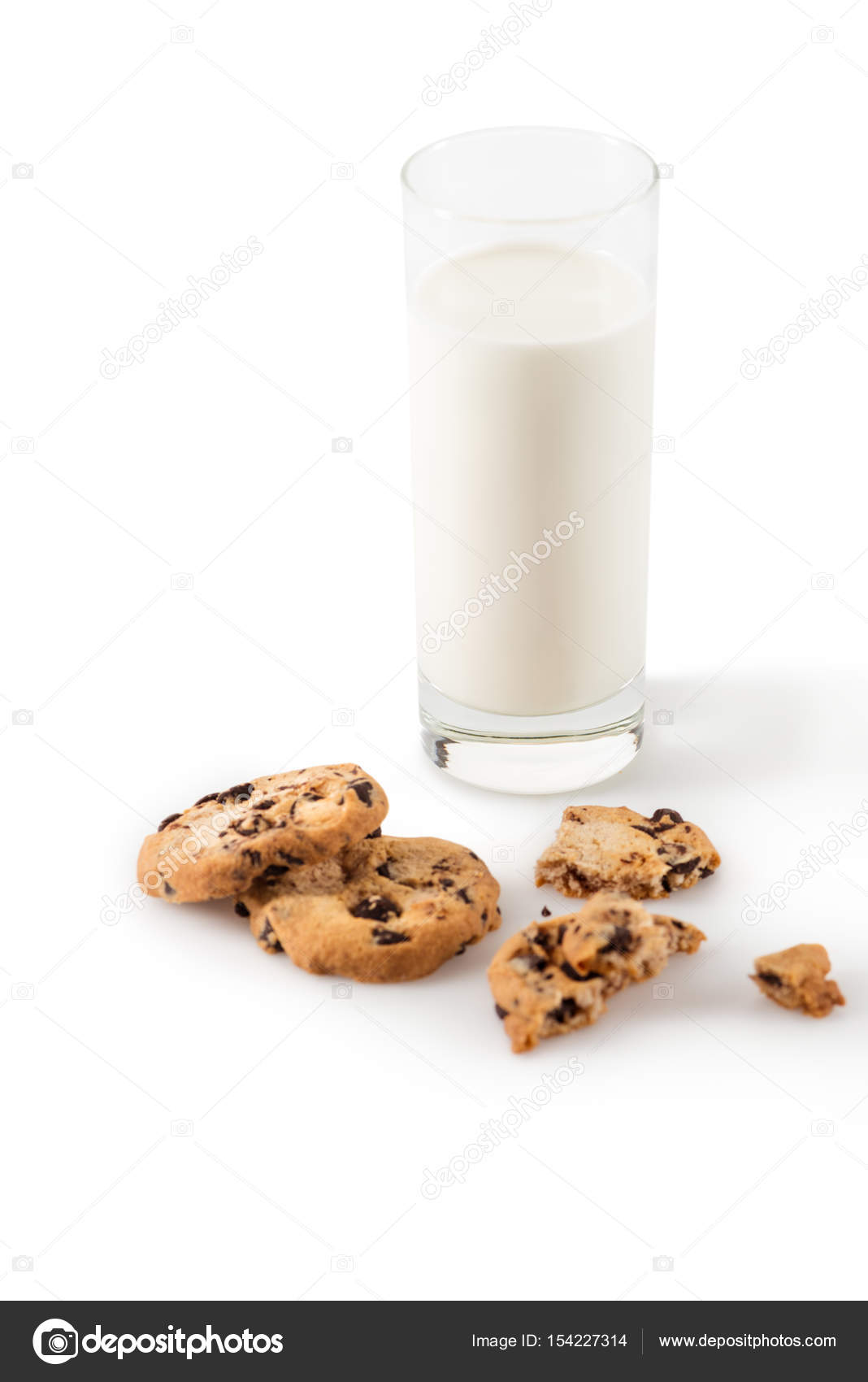 Glas Milch  und  Kekse  Stockfoto  alebloshka 154227314