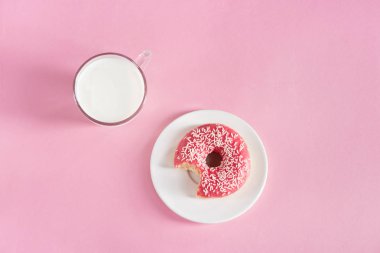 Cam bardak süt tabakta donut ile