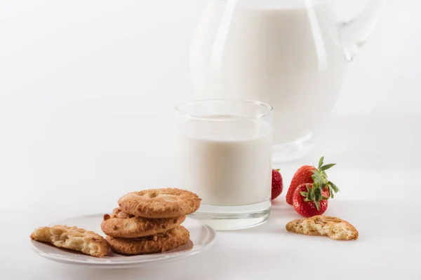 Milch und Erdbeeren und Kekse — Stockfoto