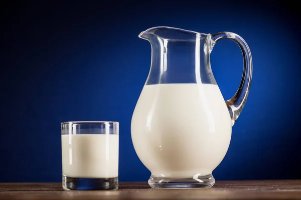 Verse melk in glas en kruik — Stockfoto
