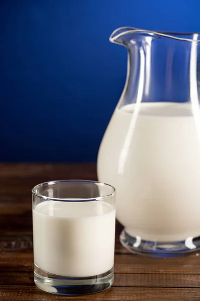 Fresh milk in glass and jug — Stock Photo, Image