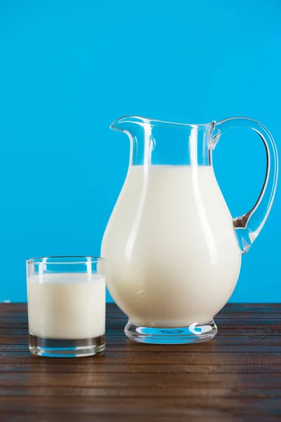 Fresh milk in glass and jug — Stock Photo, Image