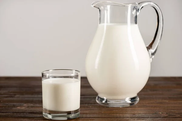 Свежее молоко в стакане и кувшине — стоковое фото