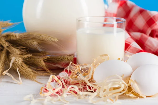 Fresh milk in glass and jug — Stock Photo, Image