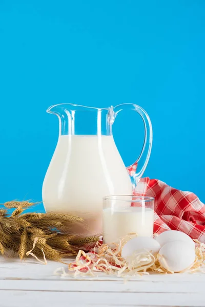 Fresh milk in glass and jug — Stock Photo, Image