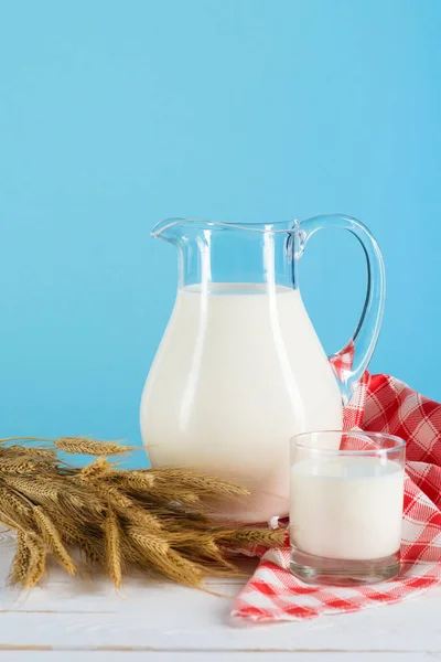 Fresh milk in glass and jug — Stock Photo, Image