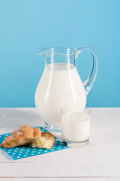 Fresh milk in glass and jug — Stock Photo, Image