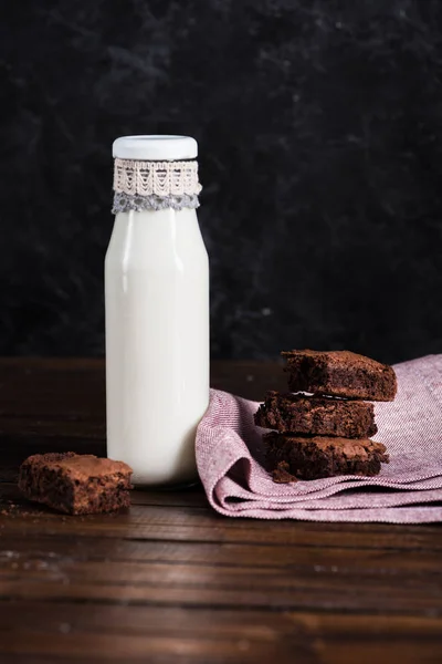 Mjölk och hemmagjord brownie tårtor — Stockfoto