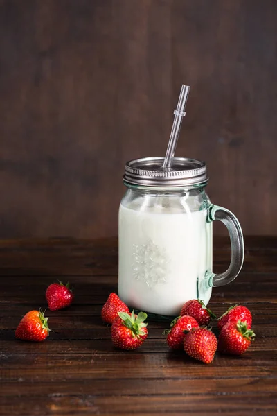 牛奶和新鲜的草莓 — 图库照片