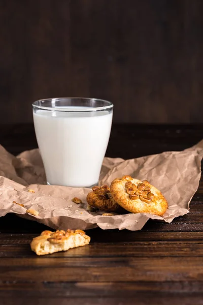 Latte in vetro e biscotti — Foto Stock